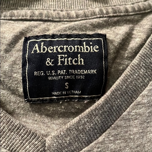 Abercrombie and Fitch men's vneck t-shirt - Picture 3 of 4